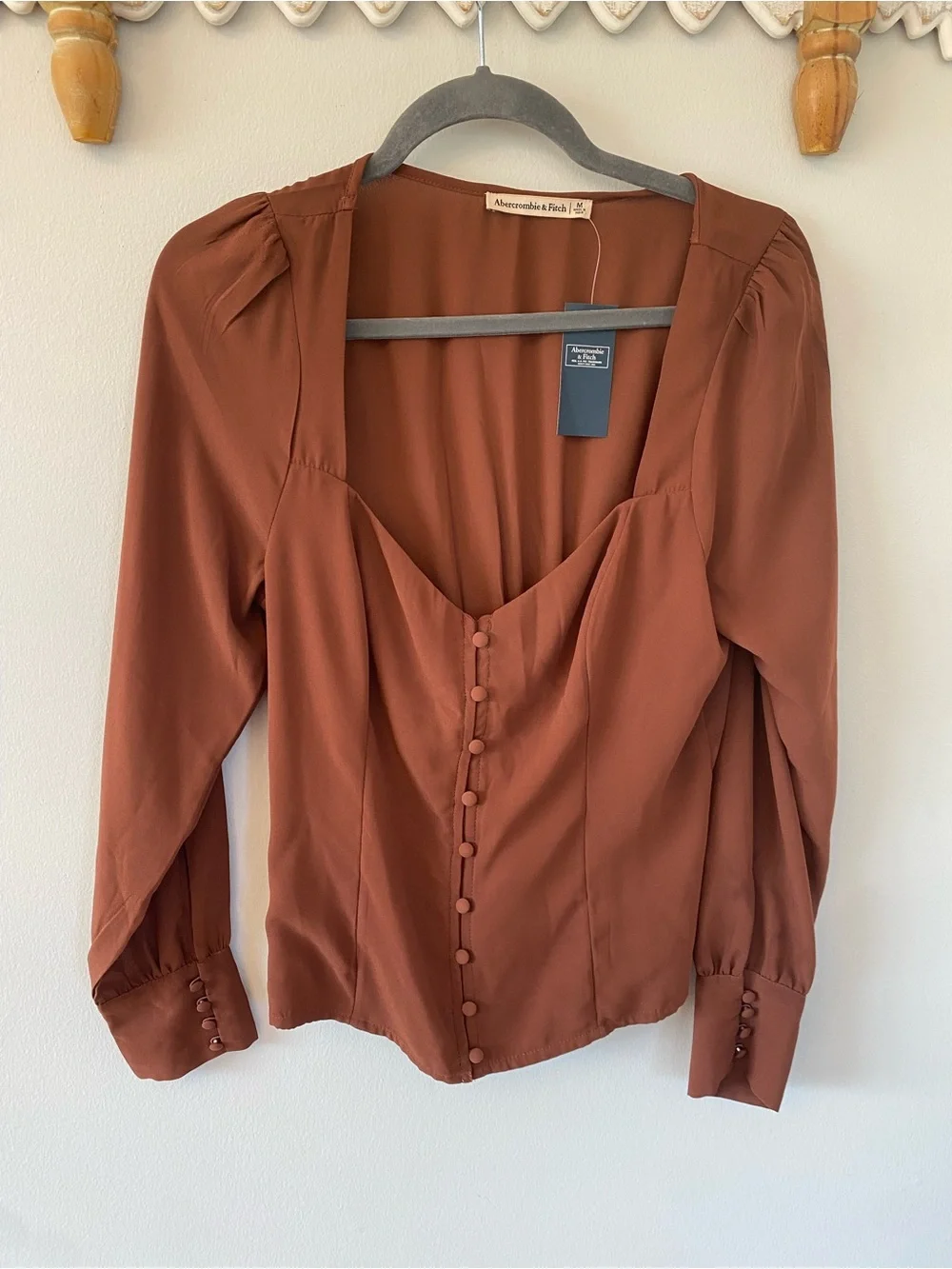 NWT Abercrombie & Fitch Button-Front Puff-Sleeve Blouse in Rust Brown - size m